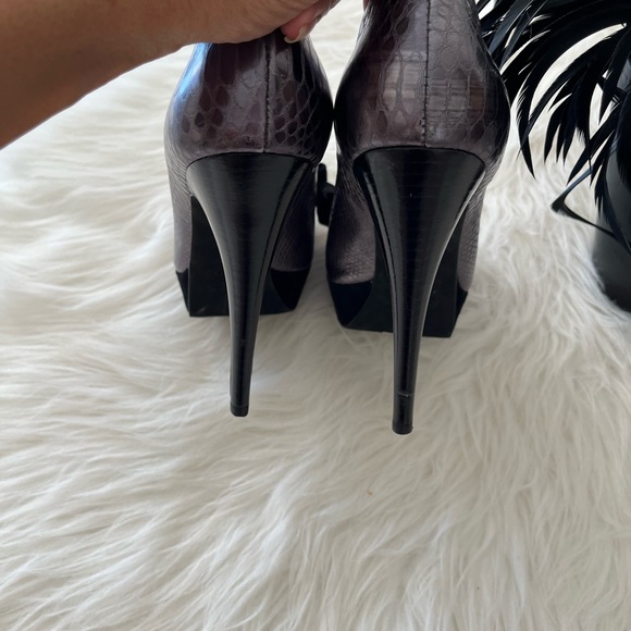 Marciano Bow Pumps, size 5.5 - Picture 6 of 8